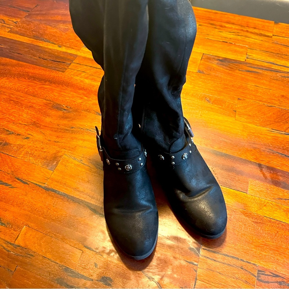Women’s Size 7 Knee high Carlos Santana Boots.  Black faux suede.